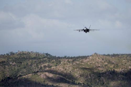 A US Navy VFA-115 F/A-18E Super Hornet flies over Townsville Field Training Area during Exercise Black Dagger.[/caption]



<p style=