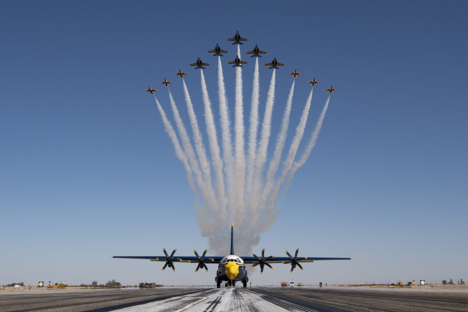 Thunderbirds and Blue Angels debut the Super Delta formation Alert 5