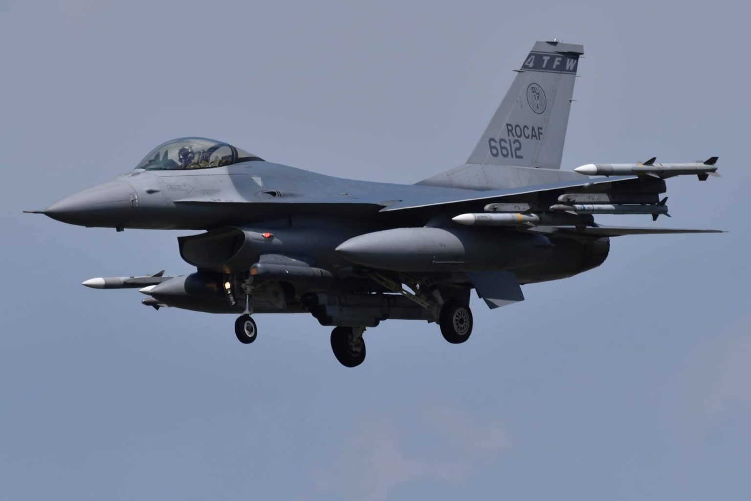 RoCAF F-16 with 6 live AMRAAMs, LANTIRN and ALQ-184 for special mission